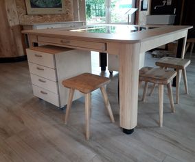 Tisch aus Birkenmultiplex und Esche-massivholz